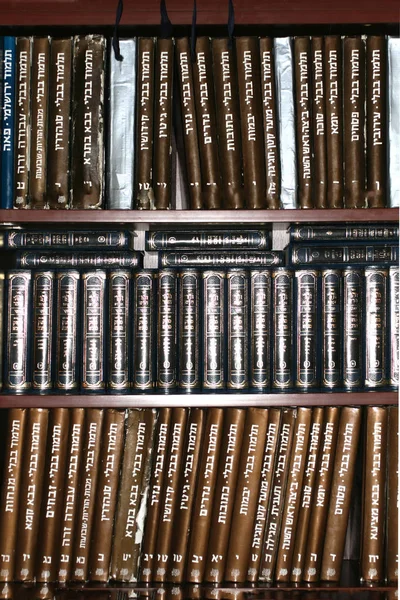 Odessa, Ukraine - April 20, 2018 Jewish books on Judaism on a shelf in a synagogue. Hebrew. — Stock Photo, Image