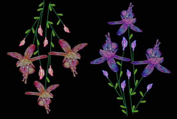 Vacker lila blommor fuchsia. Broderi av jeans. Broderi är slät. Vektorillustration på svart bakgrund. — Stock vektor
