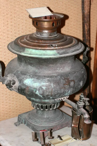 Eski vintage samovar. Çay için Rus antika samovar. — Stok fotoğraf