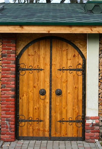 古いビンテージ木製彫刻が施されたドア。ライオンズと丸い金属のドアのノブ — ストック写真