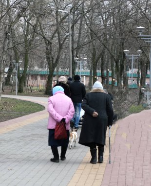 Yaşlı yaşlı büyükanneler baston ve çanta ile gitmek