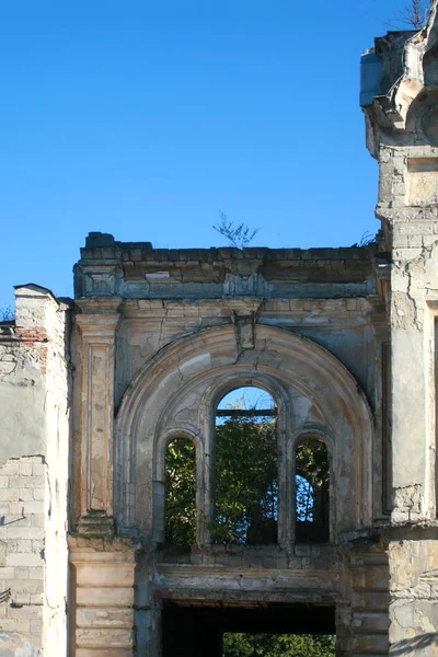 Antyczny stary budynek. Dom Vintage. Egzotyczne ruiny. — Zdjęcie stockowe