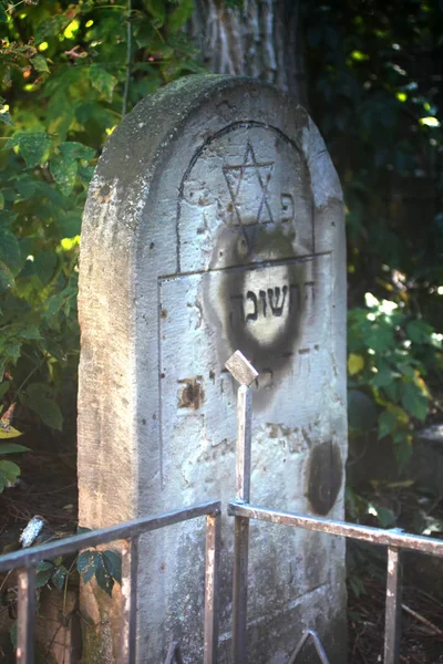 Старое еврейское кладбище. Еврейские могилы и памятники — стоковое фото