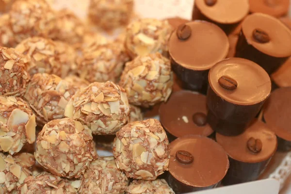 Chocolates con nueces. Textura de caramelo. Confitería . —  Fotos de Stock