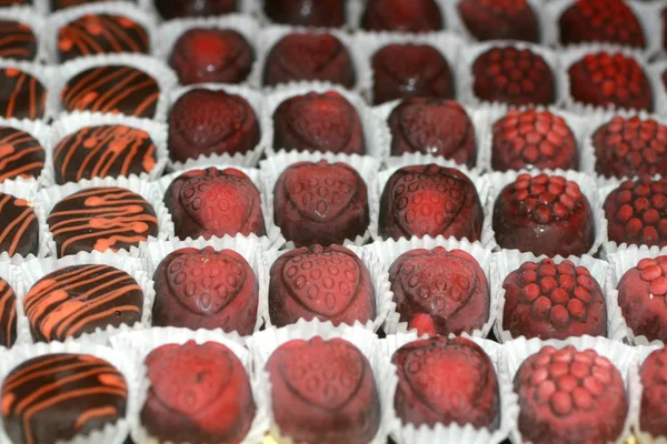 Chocolates con nueces. Textura de caramelo. Confitería . —  Fotos de Stock