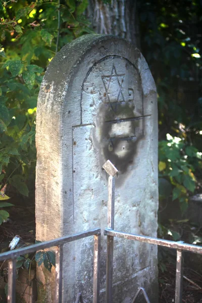 Antigo cemitério judeu. Sepulturas judaicas e monumentos — Fotografia de Stock