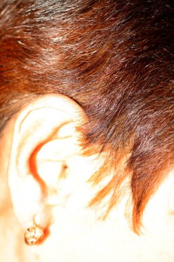 Profil kadın bir küpe ile Kulak