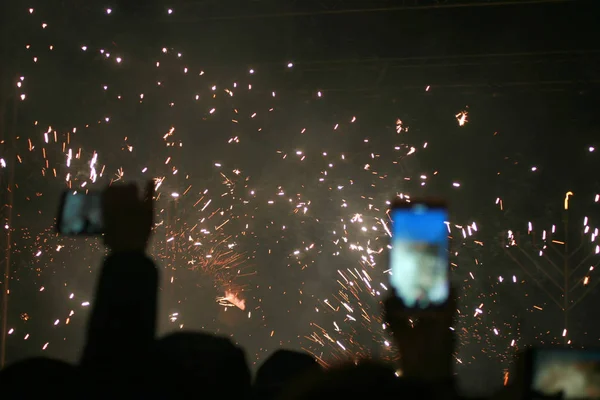 Les gens décollent sur les feux d'artifice du téléphone dans la rue — Photo