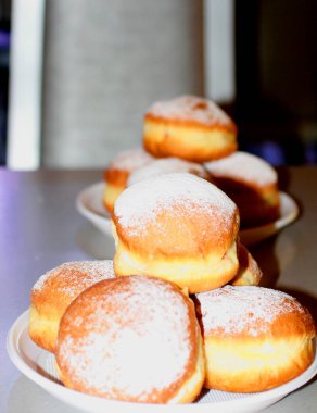 Güzel Hanuka çörekleri. Çörekler Üzerine Pudra Şekeri