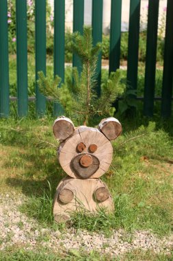 Ağaç kütüklerinden yapılmış dekoratif ahşap ayı.