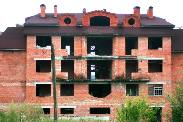 Großes unfertiges Haus aus rotem Backstein. vierstöckige Hausbox. — Stockfoto