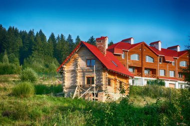 Ormanda güzel bir evin inşaatı.