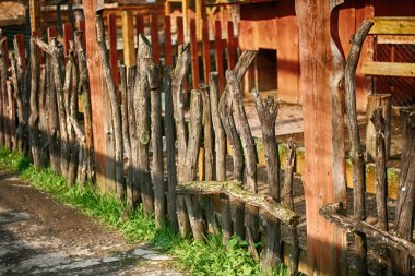 Çeşitli şekillerde panoları dekoratif ahşap çit.