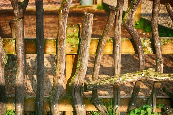 Valla de madera decorativa de tableros de varias formas . — Foto de Stock