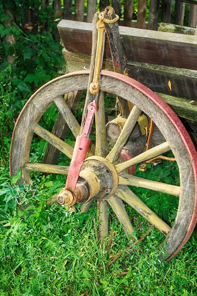 Carro de madera grande. Las ruedas son de madera. Carro antiguo . —  Fotos de Stock