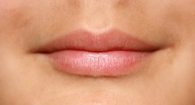 Yüzünde bir gülümseme var. Güzel dudaklar. Doğru dudak şekli.