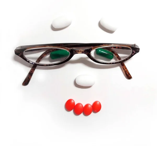 Kobieta z okularami określonymi pigułki i kapsułki. Widok z góry. — Zdjęcie stockowe