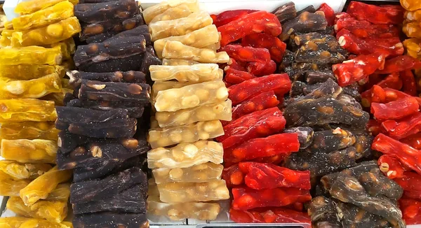 Dulces turcos orientales con nueces. Delicia Turca. Rahat lokum . —  Fotos de Stock