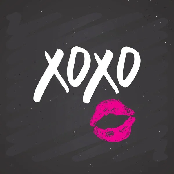 Xoxoブラシレタリングサイン グランジ書道抱擁とキスフレーズ インターネットスラングの略語Xoxoシンボル 黒板の背景にベクトルイラスト — ストックベクタ