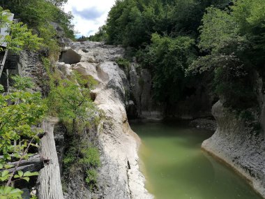 Mirna nehri taştan kireçtaşında kazan yaptı, Istria.!