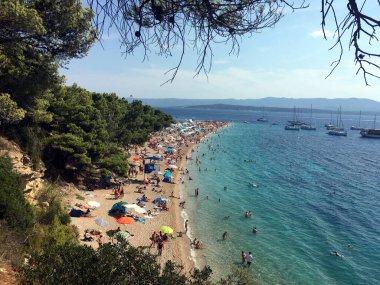 Güzel sahil Zlatni Rat, Brac adası, Hırvatistan!