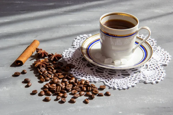 Uma Xícara Café Com Grãos Café Canela Anis — Fotografia de Stock