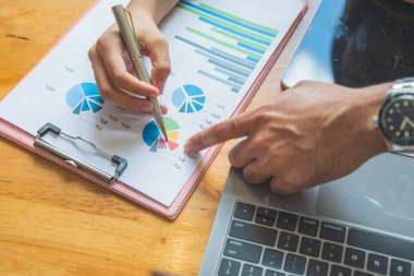Kadın ve erkeğin ellerinin kavramsal görüntüsü aynı finansal tabloyu işaret ediyor..