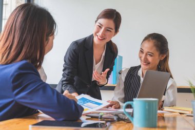 Odaklanmış neşeli bayan Asyalı lider, toplantı sırasında meslektaşlarına öğüt veriyor.
