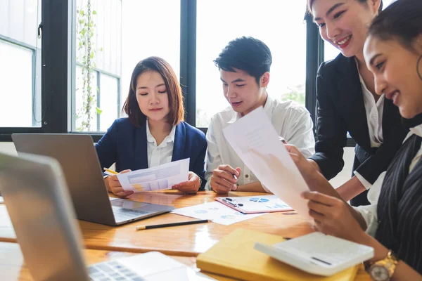 Genç Asyalı girişimci grubu yeni bir proje başlatırken beyin fırtınası yapıyor