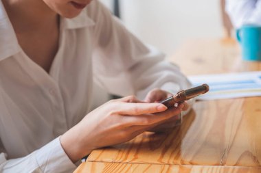 İş kadınının online alışveriş için akıllı telefon kullanması.