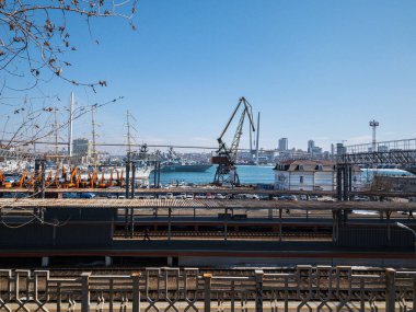 denizler, turnalar, tren istasyonları, gemiler, denizler, limanlar. Rusya 'nın Vladivostok kenti, Golden Horn Körfezi.