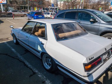 Sokakta beyaz, eski model bir araba. Rusya, Vladivotsok şehri, Firsova Burnu, Vtoraya Körfezi rechka. 