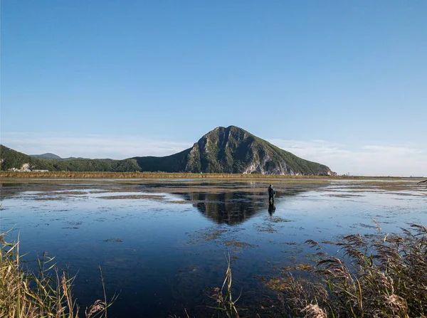 Lago Montanha Céu Reflexão Homem Planta Horizonte Rússia Cidade Nakhodka — Fotografia de Stock