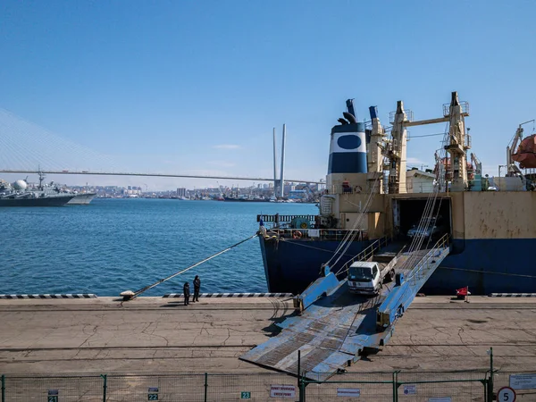 Entladen Von Autos Aus Japan Hafen Meer Blauer Himmel Brücke — Stockfoto