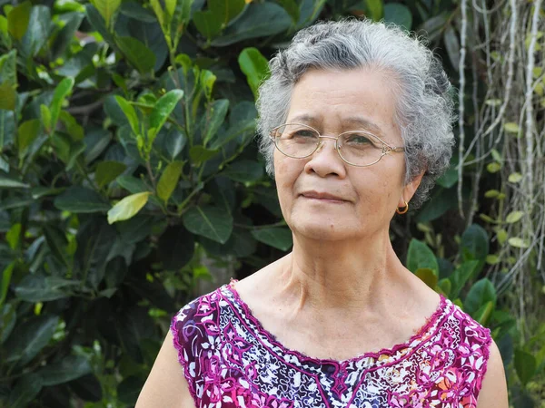 Retrato Una Anciana Con Anteojos Sonriendo Mirando Cámara Mientras Está — Foto de Stock