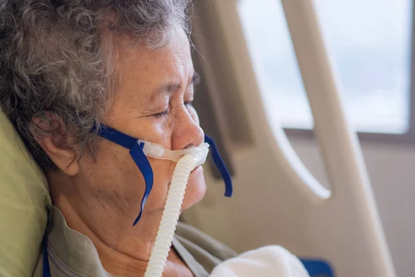 Close Uma Mulher Idosa Pacientes Com Doença Pulmonar Recebendo Oxigênio — Fotografia de Stock