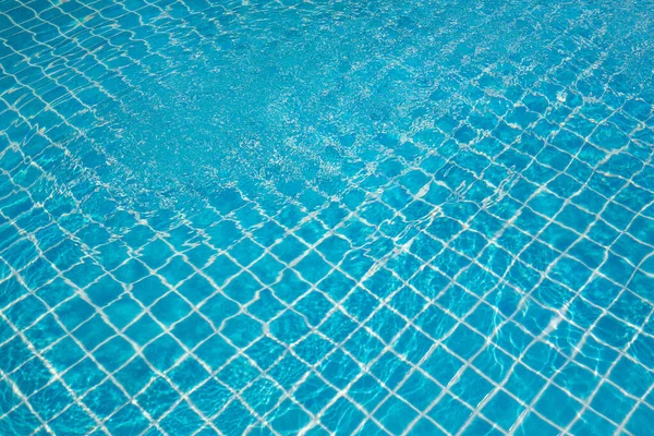 屋外スイミングプールでの小さな移動波 リップル水の質感 — ストック写真