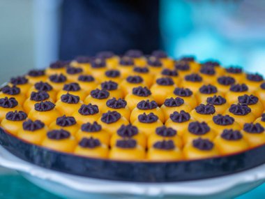 Bahçedeki ahşap masanın üzerindeki bardakta soğuk beyaz çikolatanın yan görüntüsü. Metin için boşluk