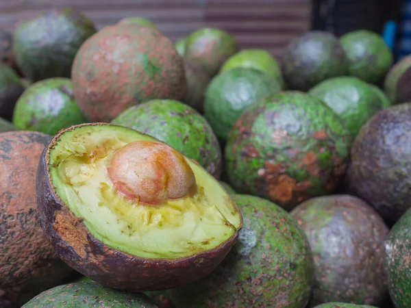 Pazarda satılık avokado yığını. Sağlıklı meyve kavramı