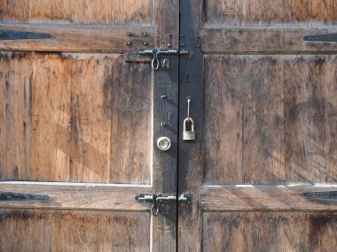 Eski ahşap kapının tam çerçeveli fotoğrafı. Doku ahşap