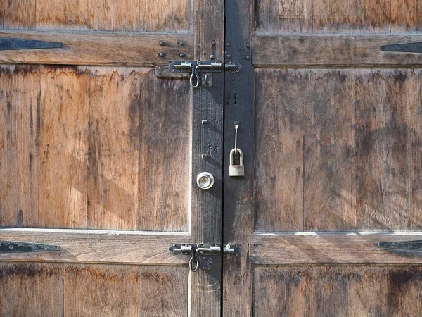 Eski ahşap kapının tam çerçeveli fotoğrafı. Doku ahşap