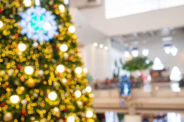 Parlak ve soyut, ışıldayan parıltılı arkaplan ile Noel ağacında bulanık ve bulanık.