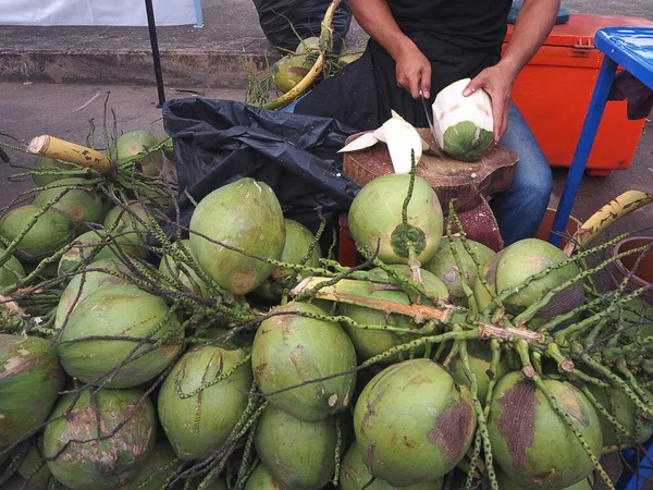 Świeże Zielone Kokosy Sprzedaż Rynku Koncepcja Rolnictwa — Zdjęcie stockowe