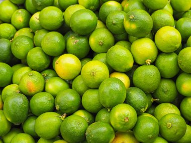 Piyasada satılık taze yeşil limonun tam kare fotoğrafı. Yakın plan. Sağlıklı gıda kavramı