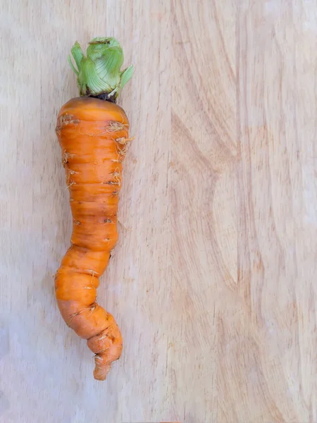 Zanahoria Orgánica Recién Cosechada Con Hojas Verdes Colocadas Una Tabla — Foto de Stock