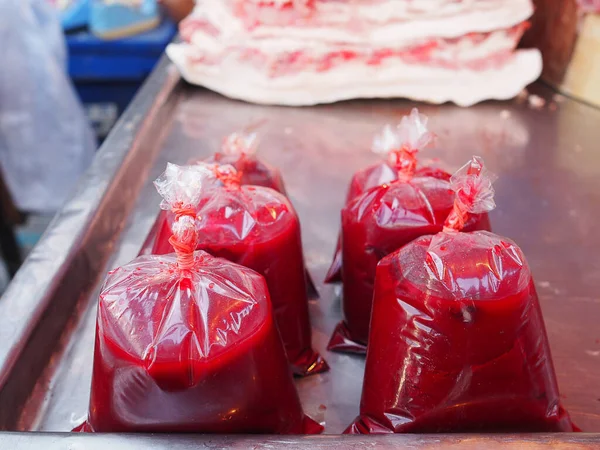 Zbliżenie Świeżej Krwi Wieprzowej Sprzedaż Rynku Świeżym — Zdjęcie stockowe