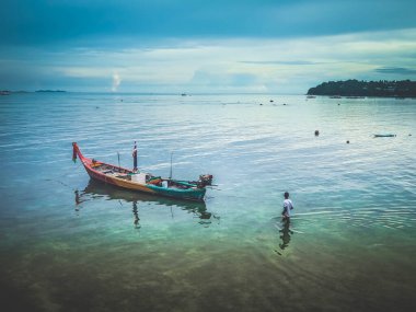 Uzun kuyruk teknesi ve balıkçı Tayland, Phuket 'te denizde. Manzara güzel doğa deniz.