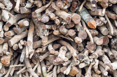 Kışlık ısıtma şöminesi için odun yığını ve odun ateşi için odun yığını. Tam kare fotoğraf