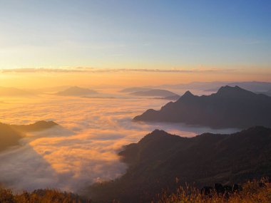 Tayland 'ın Chiang rai bölgesindeki Phu chee fah' da sabah sisi. Ünlü turist eğlenceleri. Tatil kavramı