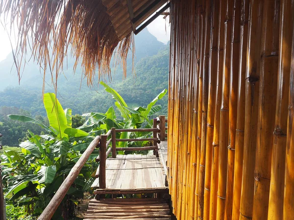 Casa Campo Bambú Estilo Tailandés Con Fondo Montañas Casa Familia —  Fotos de Stock